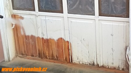 ODSTRANĚNÍ NÁTĚRU Z DŘEVĚNÝCH VRAT